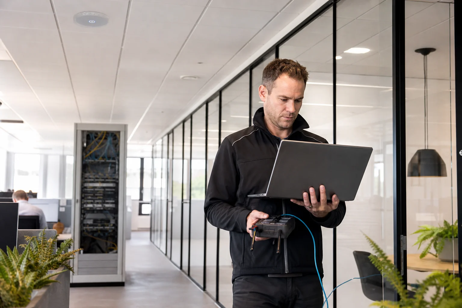 Professioneel WiFi-onderzoek op locatie Netwerkengineer voert een professioneel WiFi-onderzoek uit in een kantooromgeving.